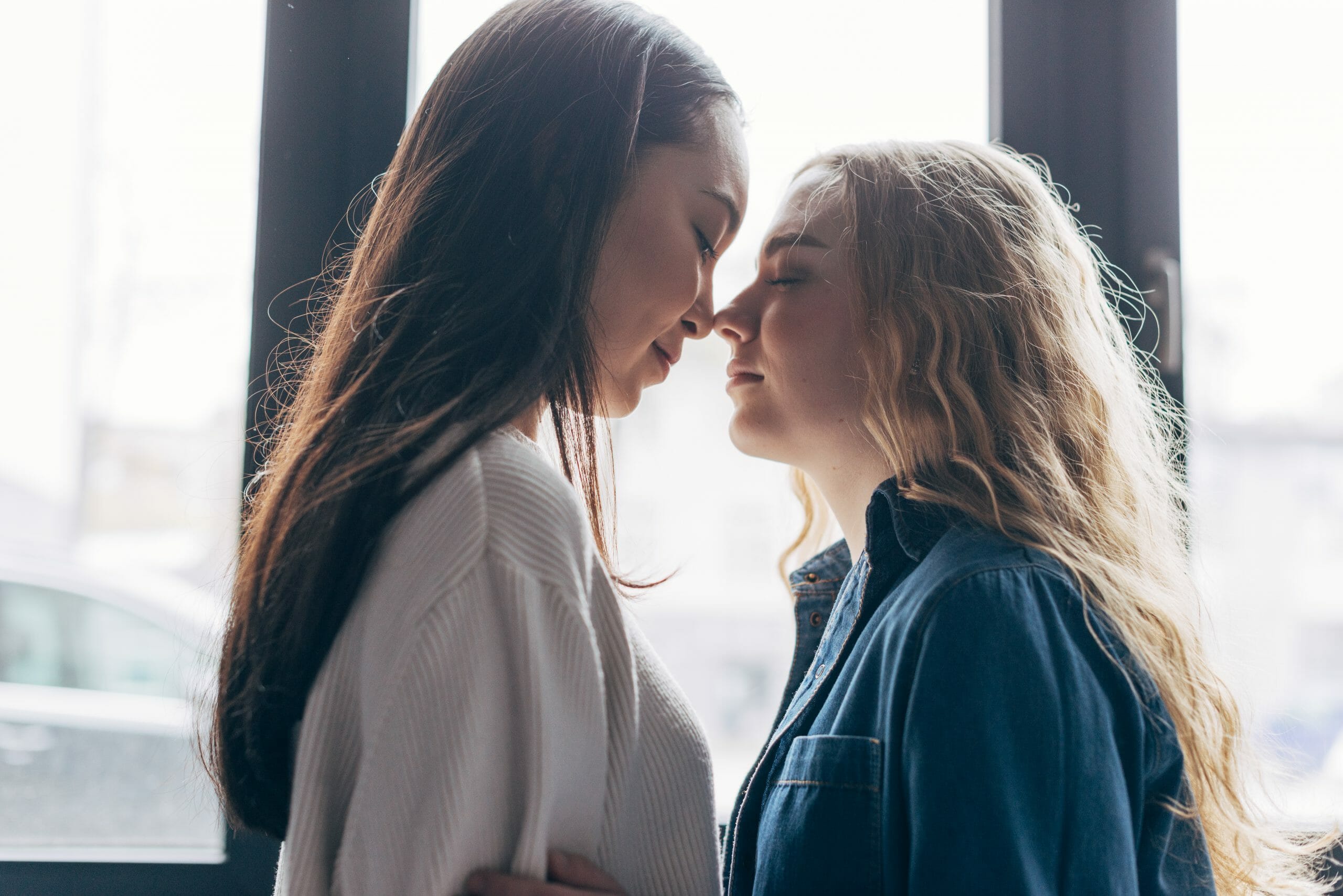 lesbian kissing couple